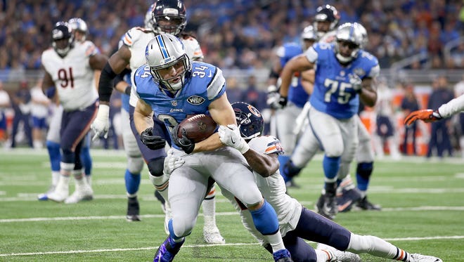 Lions running back Zach Zenner runs for yardage against the Chicago Bears in the second quarter at Ford Field on Dec. 11, 2016 in Detroit.
