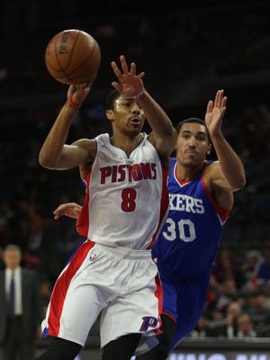 Detroit Pistons Spencer Dinwiddie drives against the Philadelphia 76ers Drew Gooden during second period action Thursday, October 23,2014 at the Palace of Auburn Hills.