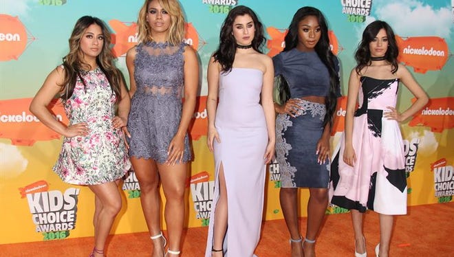 La cantante estadounidense de origen cubano Camila Cabello abandonó el popular grupo musical Fifth Harmony, aunque las cuatro integrantes restantes anunciaron hoy su intención de "continuar adelante" a pesar de la fractura.
