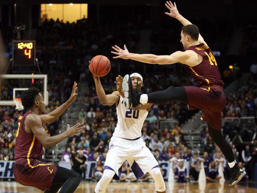 Kansas State Wildcats forward Xavier Sneed (20) passes