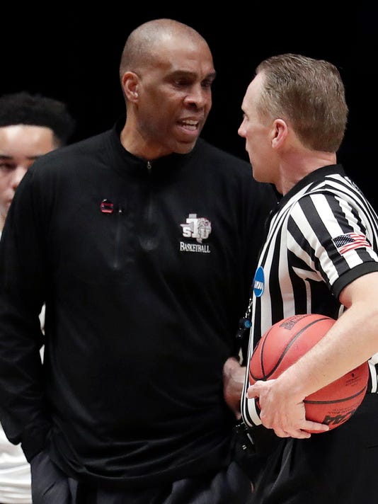 Mike Davis Hired By Detroit Mercy As Men S Basketball Coach