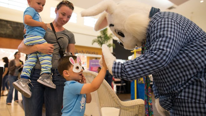 La Palmera mall will host a petting zoo from 6-8 p.m. Monday in the Center Court by the Easter Bunny.