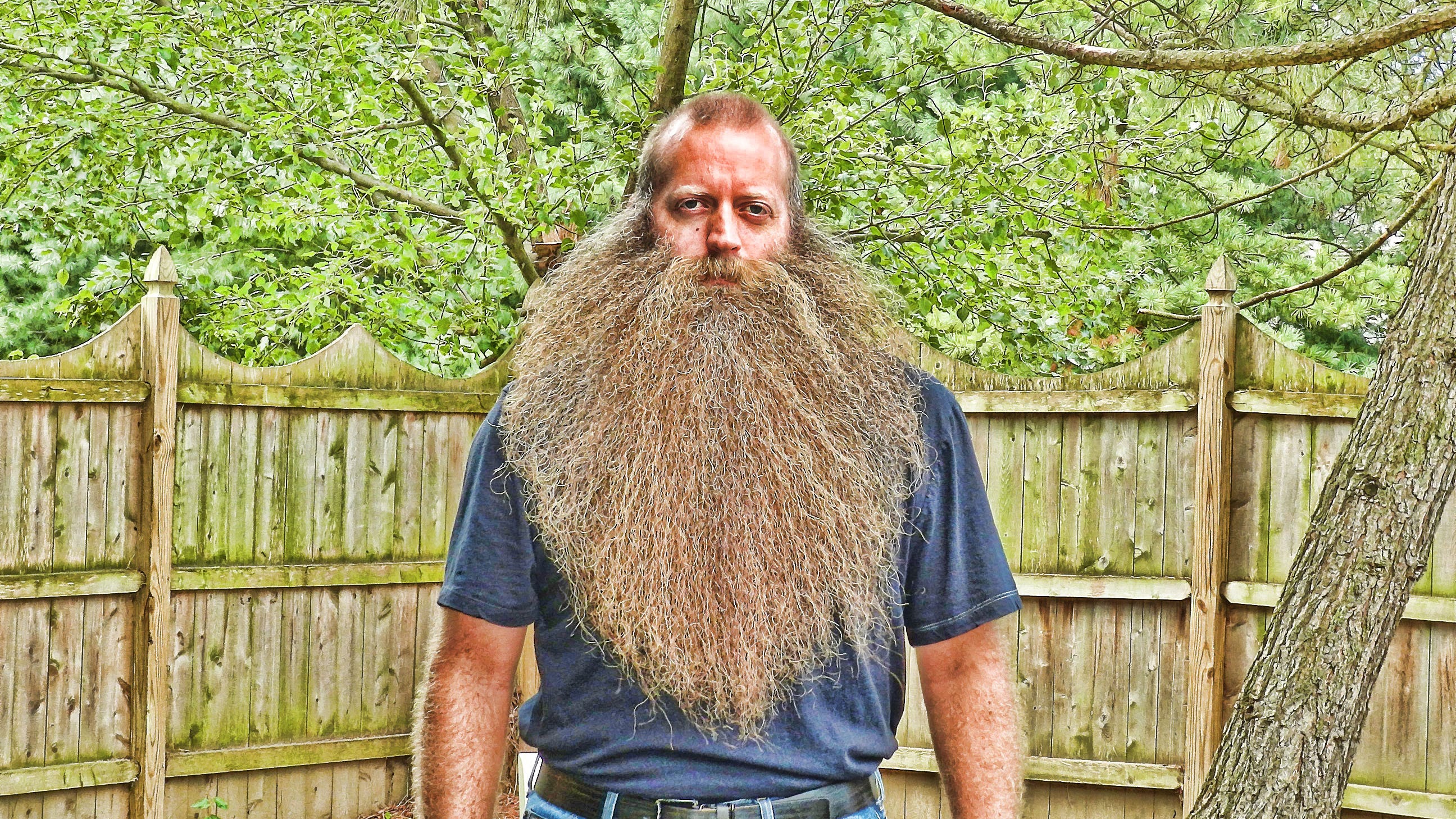 Небритый картинки. Ханс Лангсет борода. Дед с длинными волосами. Мужчина с большой бородой. Заросшие волосы.