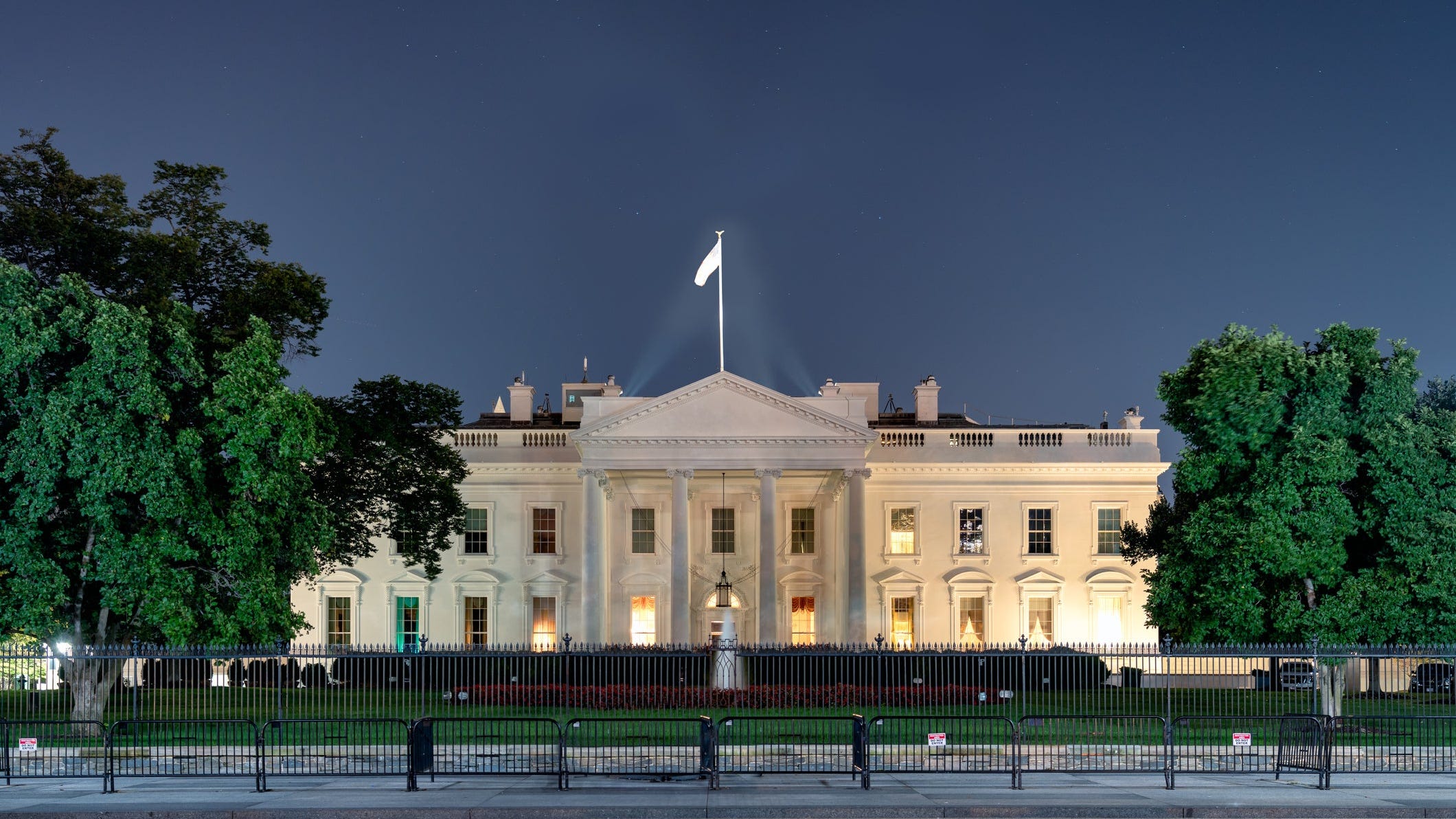 Fact check 2014 White House photo altered to make blackout claim