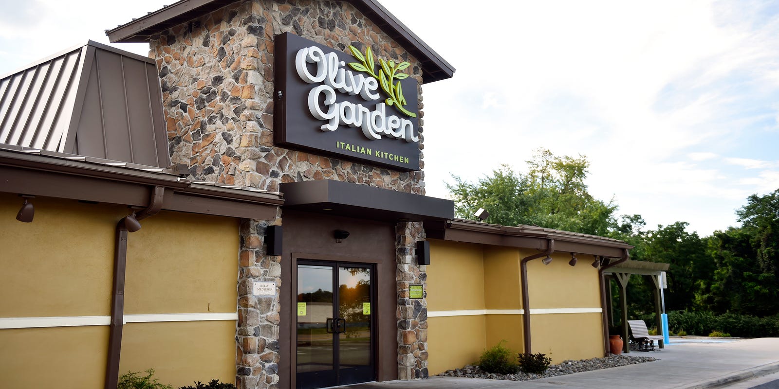 What S Going On At The West Manchester Olive Garden