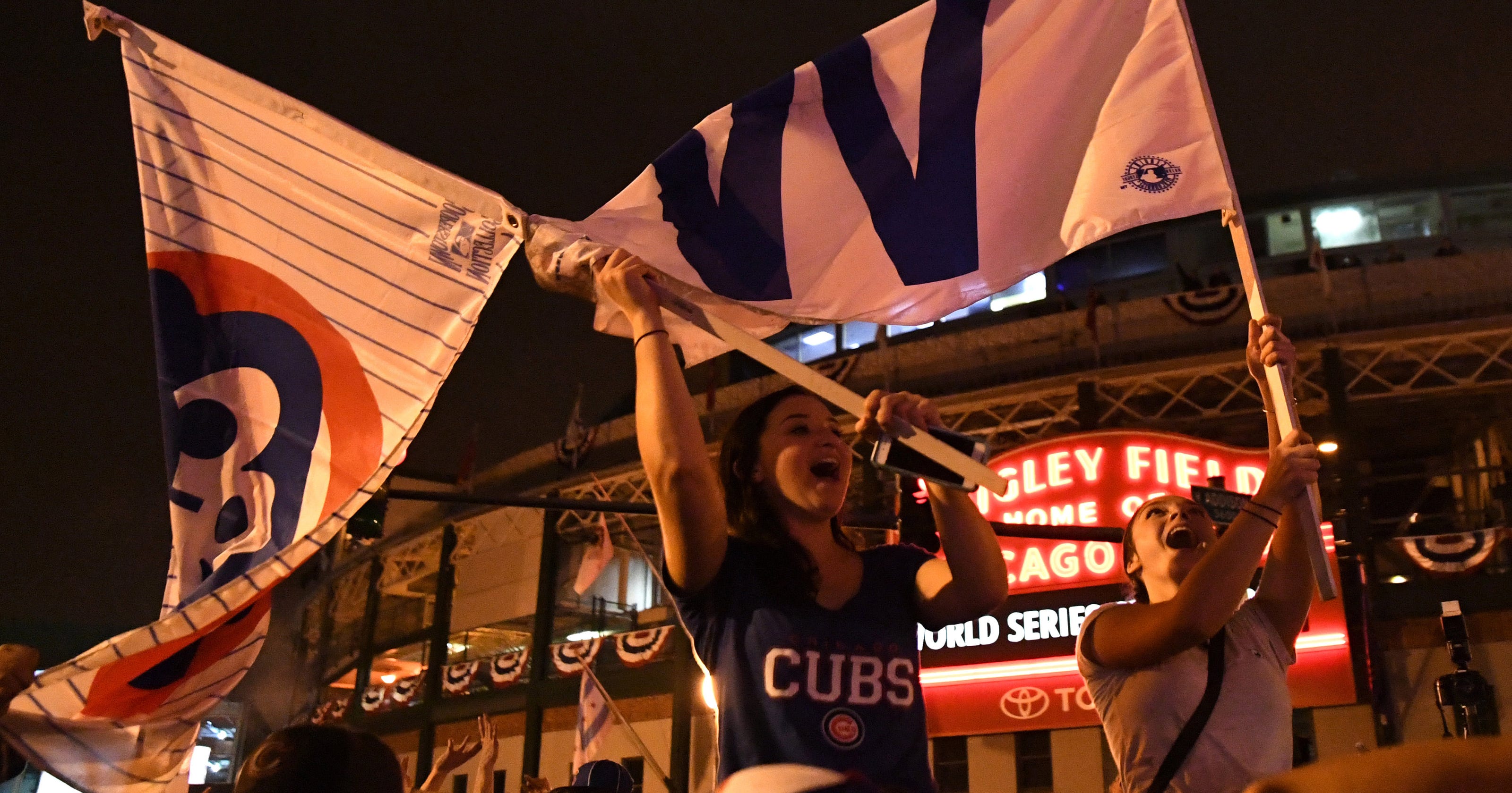 Cubs fans go crazy in Chicago celebrating World Series title