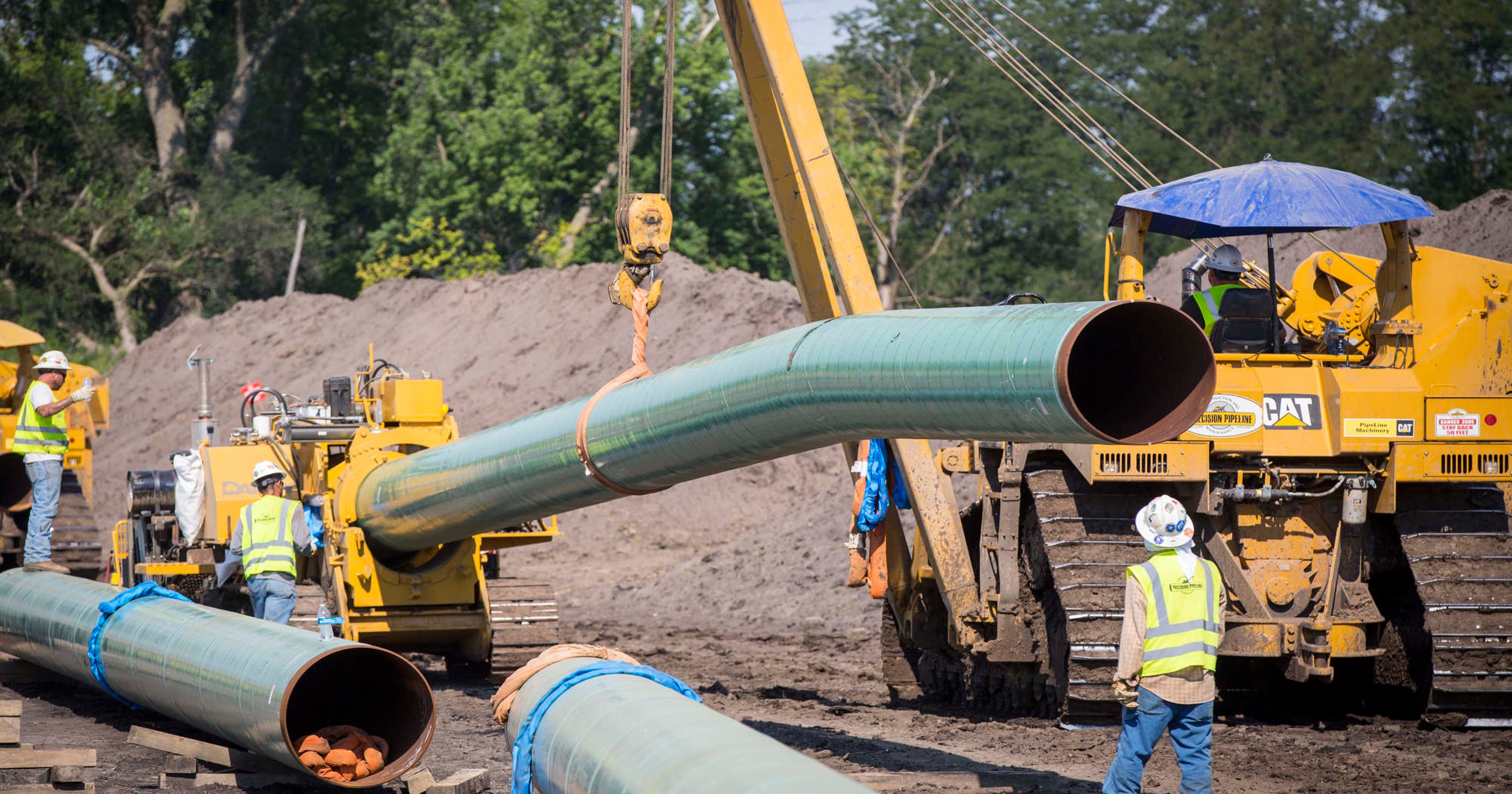 36 photos Workers bend pipe for Bakken pipeline work near Baxter