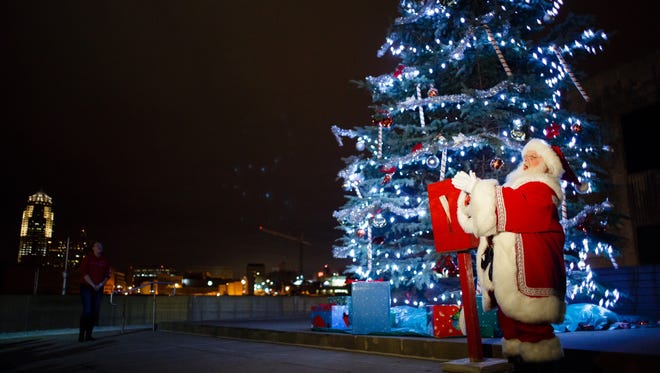 Papai Noel faz alguns comentários enquanto acende a árvore de Natal no Brenton Skating Plaza na sexta-feira, 1º de novembro. 18, 2016, em Des Moines durante a 15ª edição anual do East Village Holiday Promenade.