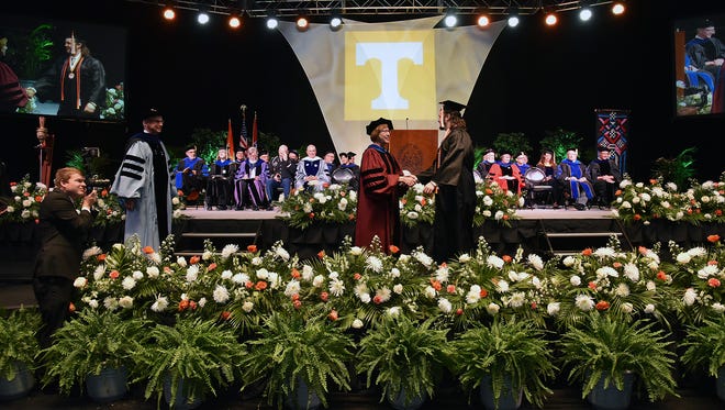Ut Graduation 2018 Nearly 1 000 Students Remember Those Who Inspired Them