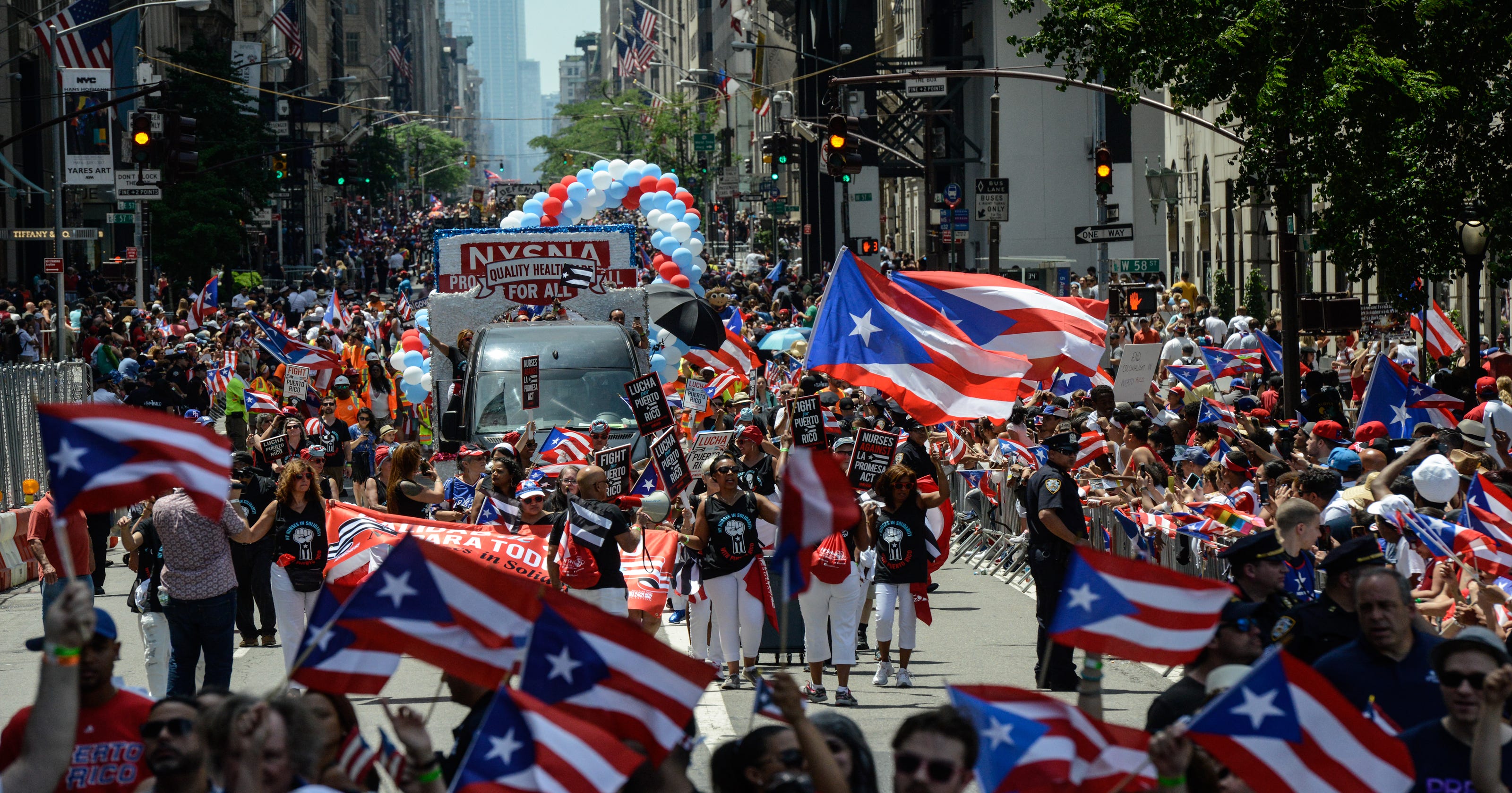 Puerto Ricans parade in New York, back statehood