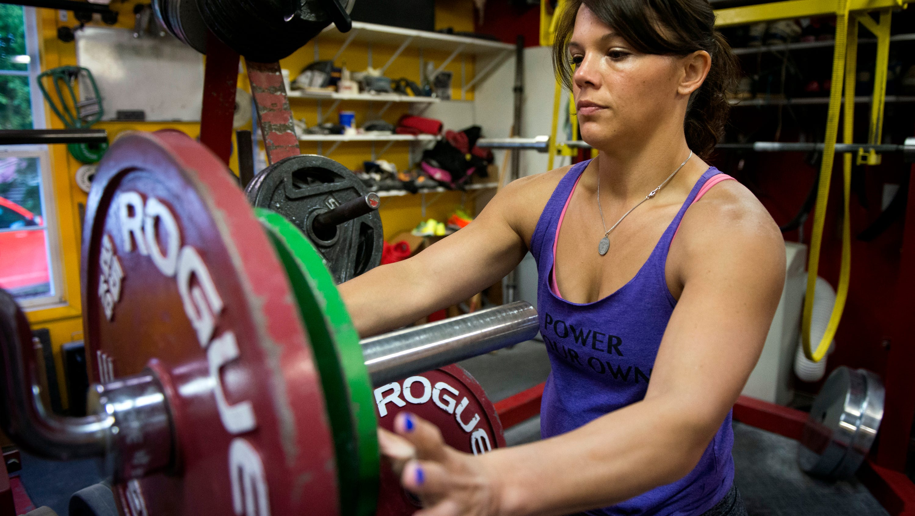 Power lifting Muscle Mom squatlifts three times her body weight to