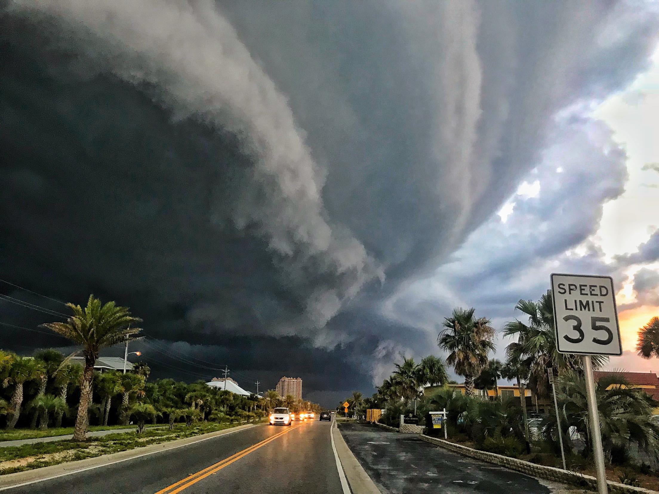 Шторм сша. Торнадо в Майами. ЦУНАМИ В Майами. Майами Флорида ураган. Майами Флорида ЦУНАМИ.