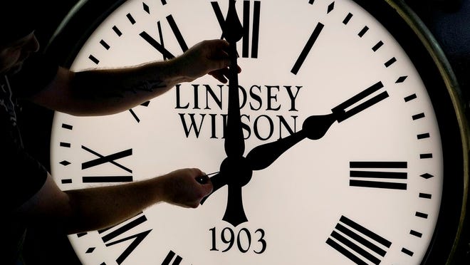 Daylight saving 2021 Illinois: The time change debate continues