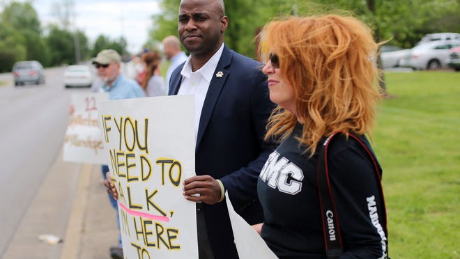 Melvin Kerney, an actor from the television show “Nashville” and an Iraq War veteran, Wednesday stands with Jeanie Jones LaRusso during a silent rally on Rutherford Boulevard in Murfreesboro to raise awareness of veteran suicide.