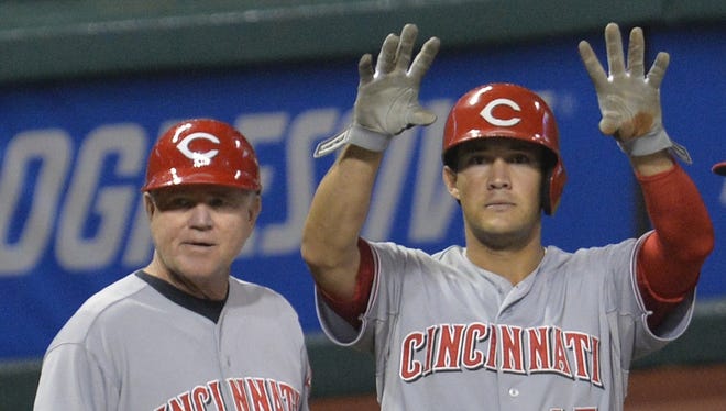Reds third base coach Steve Smith and Kristopher Negron during a game in Cleveland.