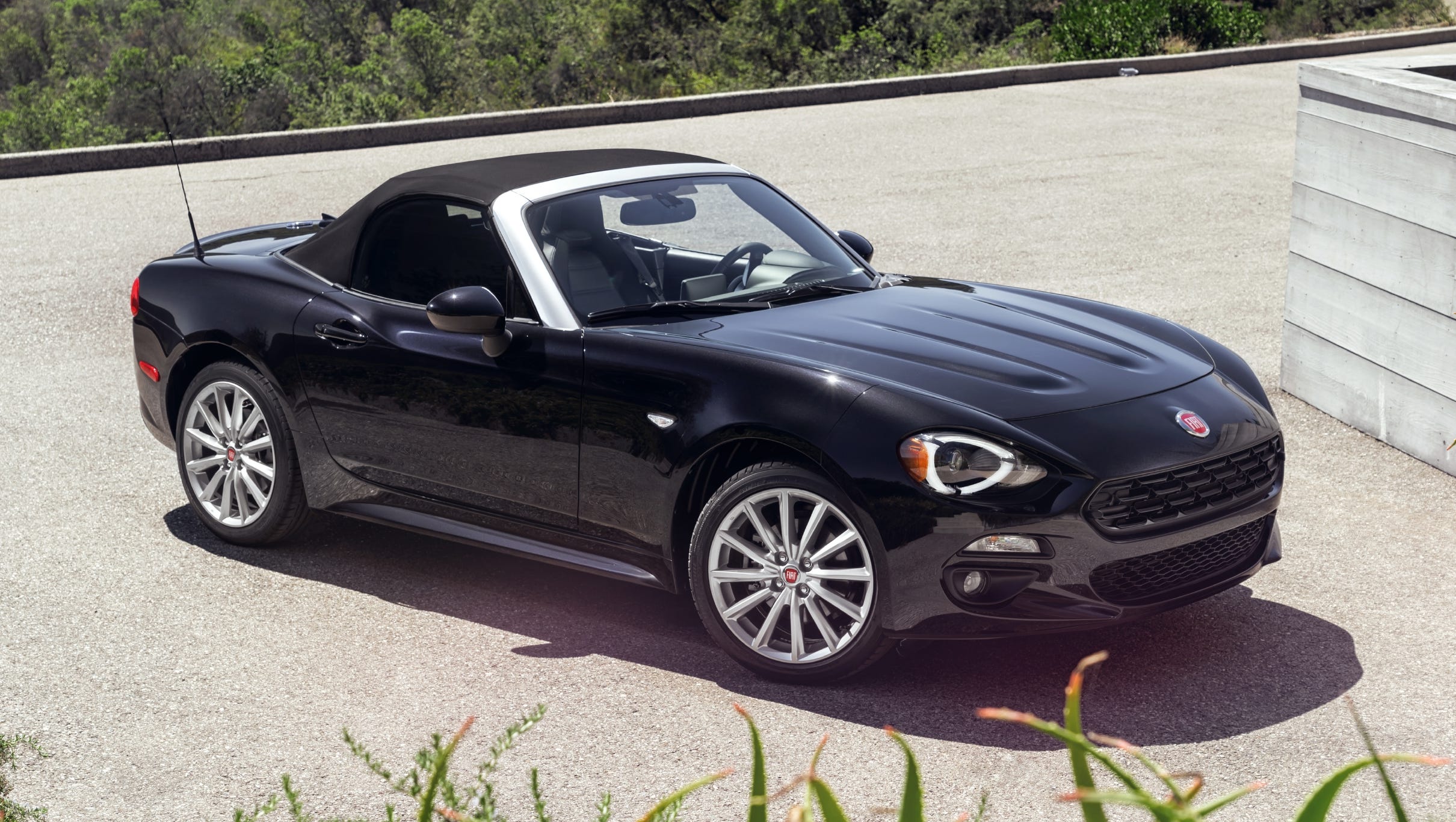 17 Fiat 124 Spider Convertible Debuts At The L A Auto Show