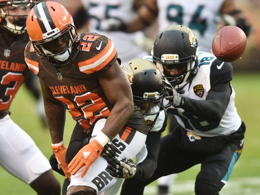 Cleveland Browns free safety Jabrill Peppers blocks