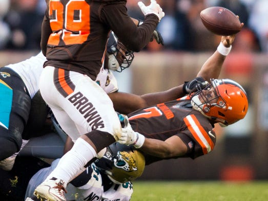 Cleveland Browns quarterback DeShone Kizer fumbles