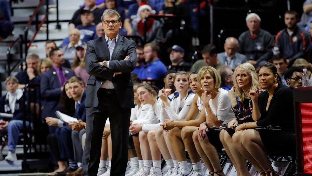 Geno Auriemma Hits 1 000 Wins