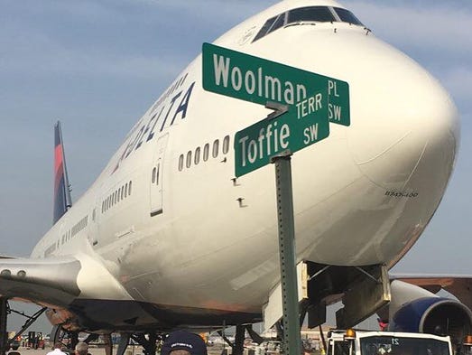 Ship 6301, the first Boeing 747-400 built, taxis into