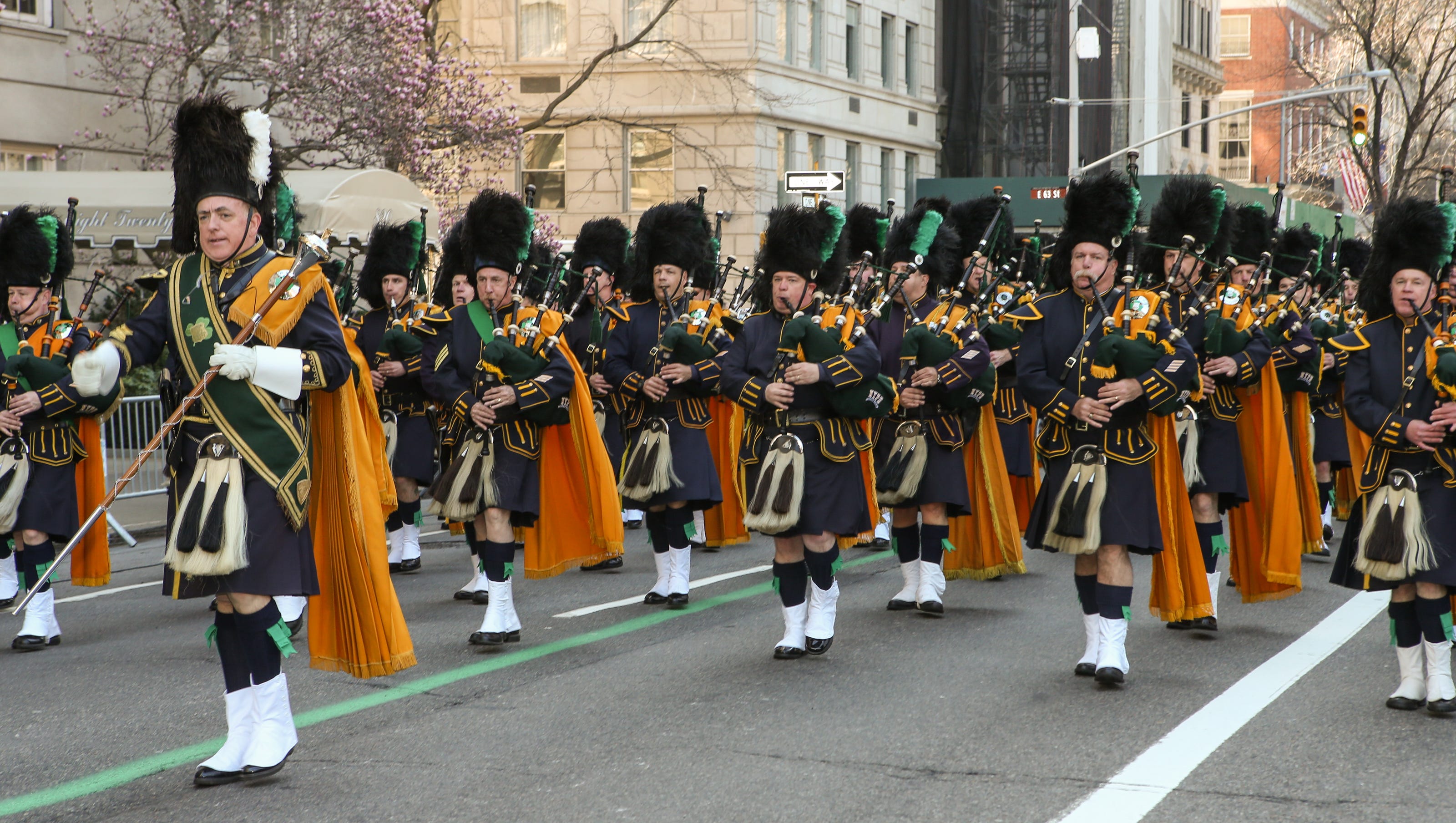 Have street parades. Парад Святого Патрика в Нью Йорке. День Святого Патрика парад в Нью Йорке. День Святого Патрика в Великобритании. Уличный парад.