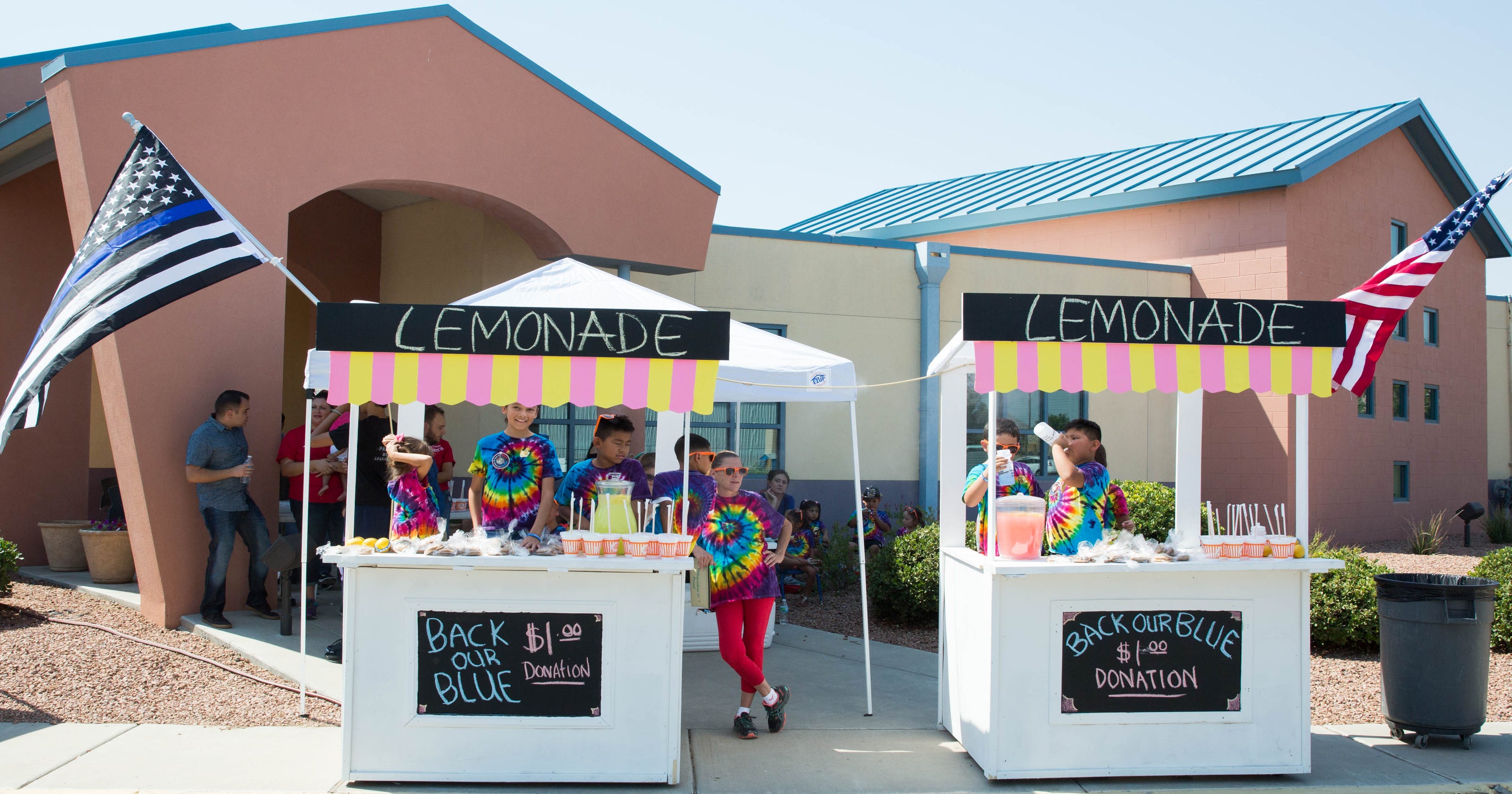 Jardín Back the Blue Lemonade Stand supports law enforcement