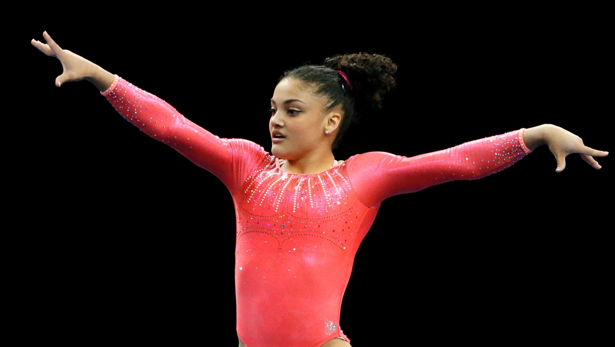 Armour Laurie Hernandez Keeps Pace With Vets At Us Gymnastics 