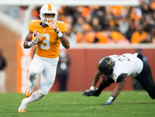 Tennessee running back Ty Chandler (3) looks out for
