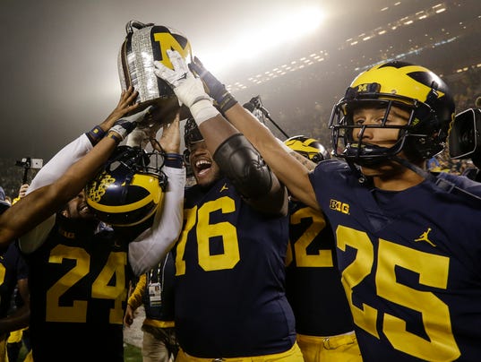 636454399943160183-110417-umich-fb-minn-2ndhal-6-.jpg