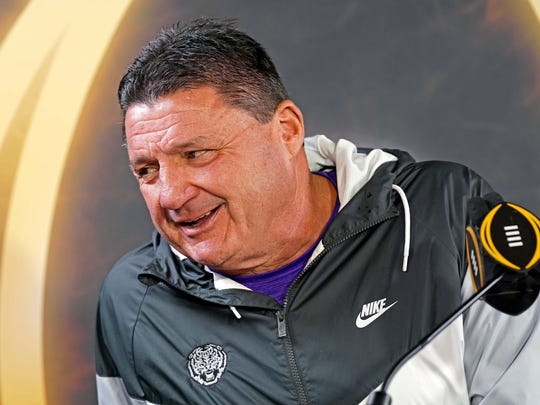 Lsu Football Orgeron Accepts Eddie Robinson Coach Of Year Award