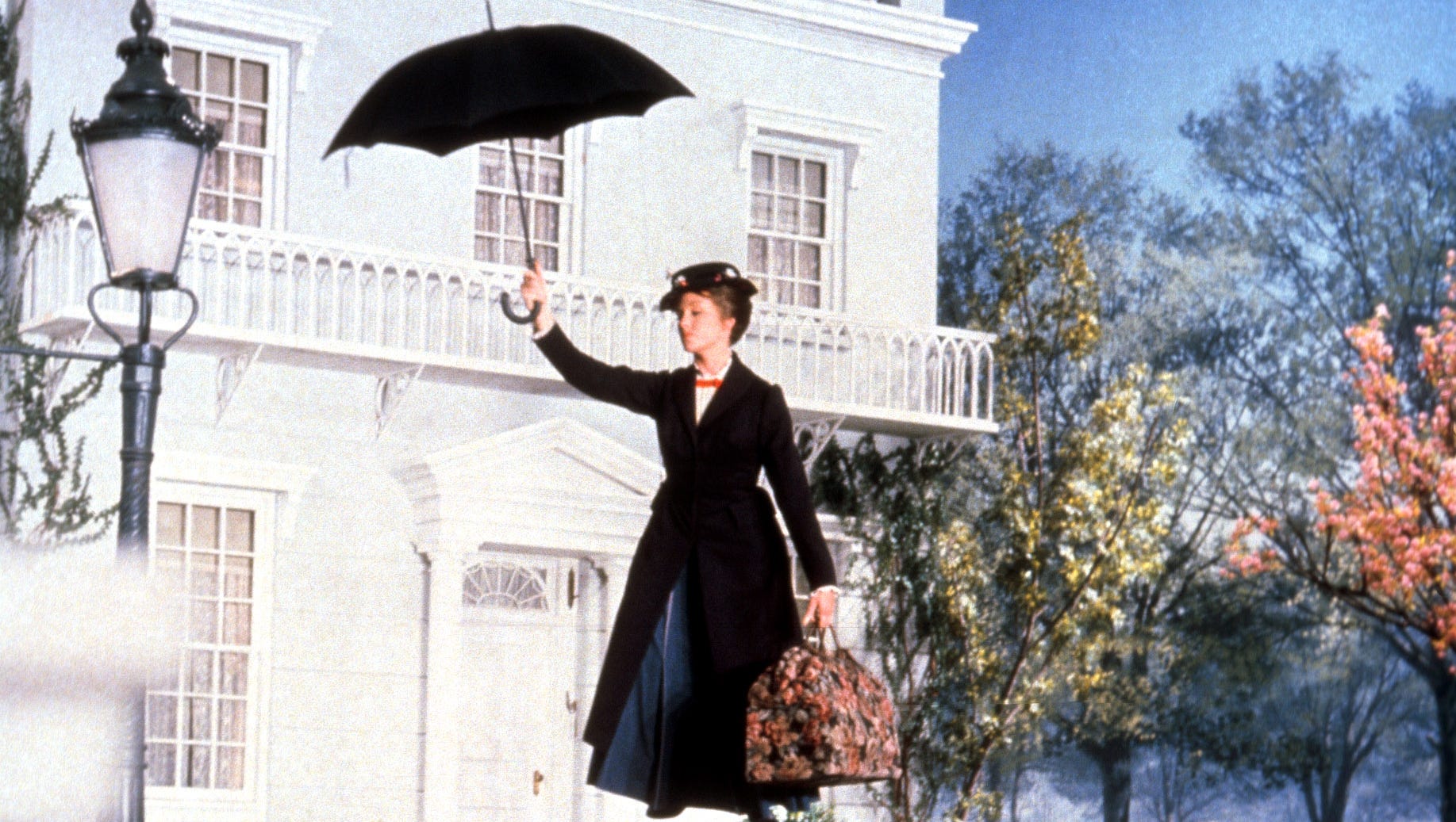 Образ няни. Мэри Поппинс кадры из фильма. Мэри Поппинс Андрейченко зонт. Няня Мэри Поппинс фильм. Мэри Поппинс Англия.