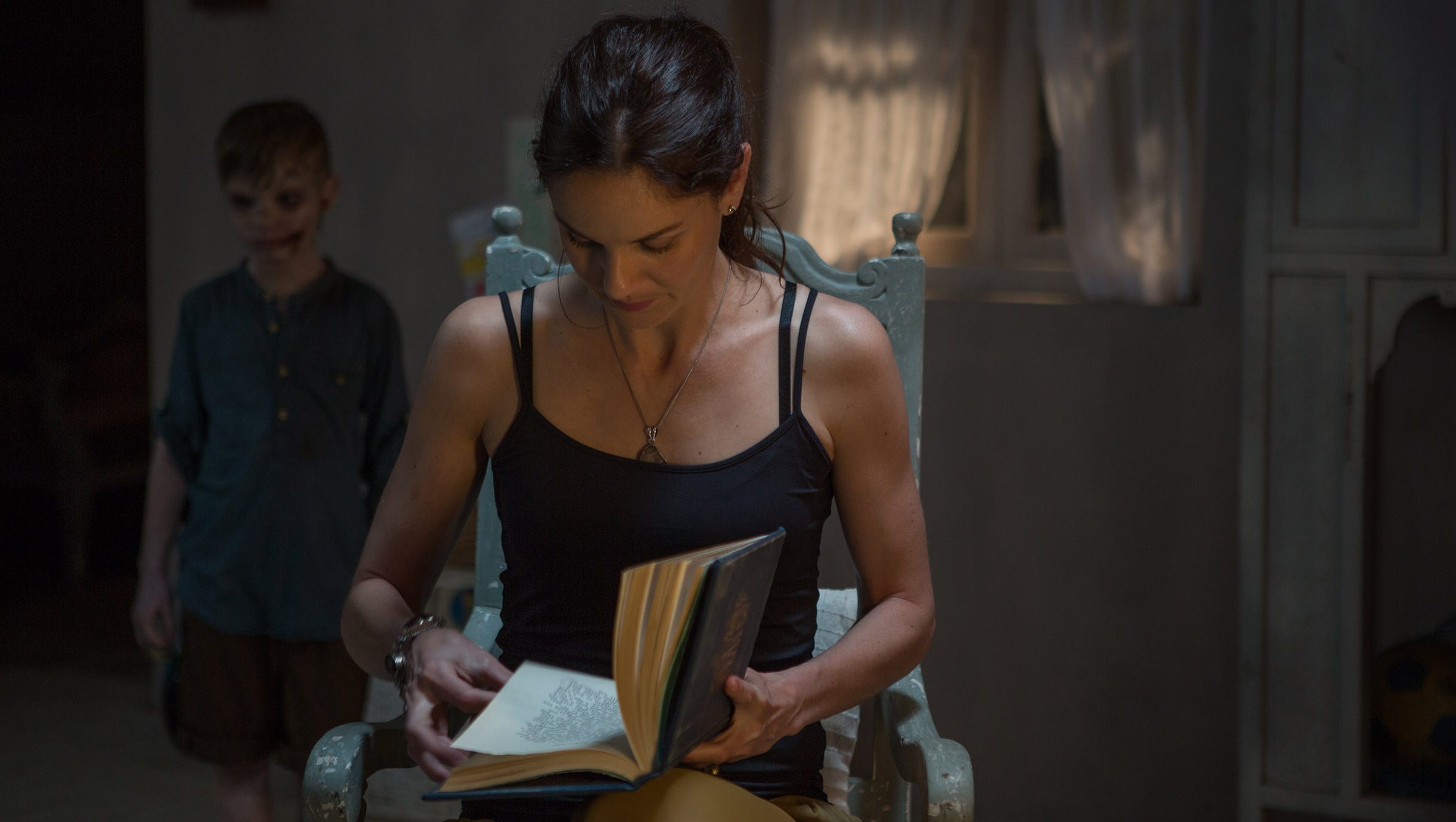Sneak Peek Sarah Wayne Callies Deals With Dead In Other Side Of The Door