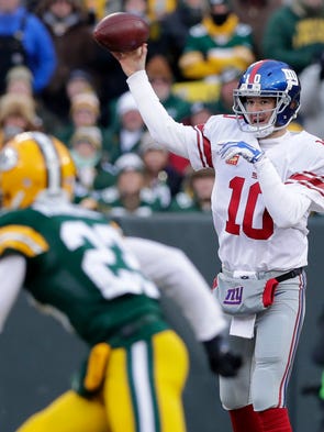 New York Giants quarterback Eli Manning (10) throws
