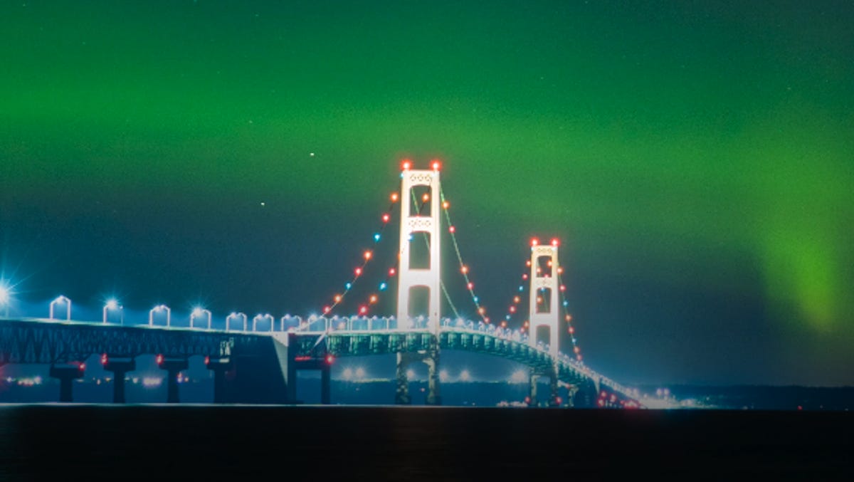 Must See Northern Lights Appear Over Michigan S Mackinac Bridge