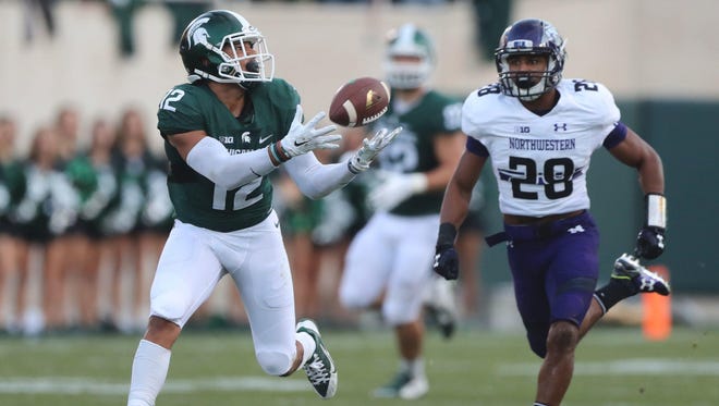 Michigan State Spartans receiver R.J. Shelton catches a touchdown pass against the Northwestern Wildcats' Alonzo Mayo during the second half Saturday, Oct. 15, 2016.