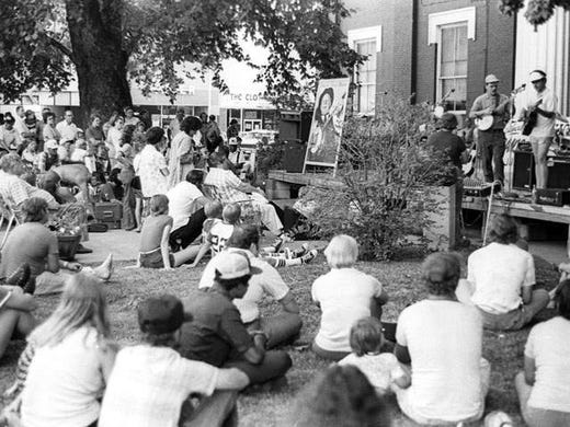 A crowd gathers around the stage on the courthouse steps for the first Uncle Dave Macon Banjo Pickin Contest, July 15, 1978.