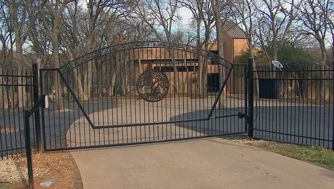 This Arlington, Texas, house valued at close to $500,000 has b photo This Arlington, Texas, house valued at close to $500,000 has b pic image