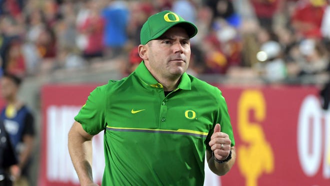 Nov 5, 2016; Los Angeles, CA, USA; Oregon Ducks head coach Mark Helfrich reacts during a NCAA football game against the Southern California Trojans at Los Angeles Memorial Coliseum. Mandatory Credit: Kirby Lee-USA TODAY Sports