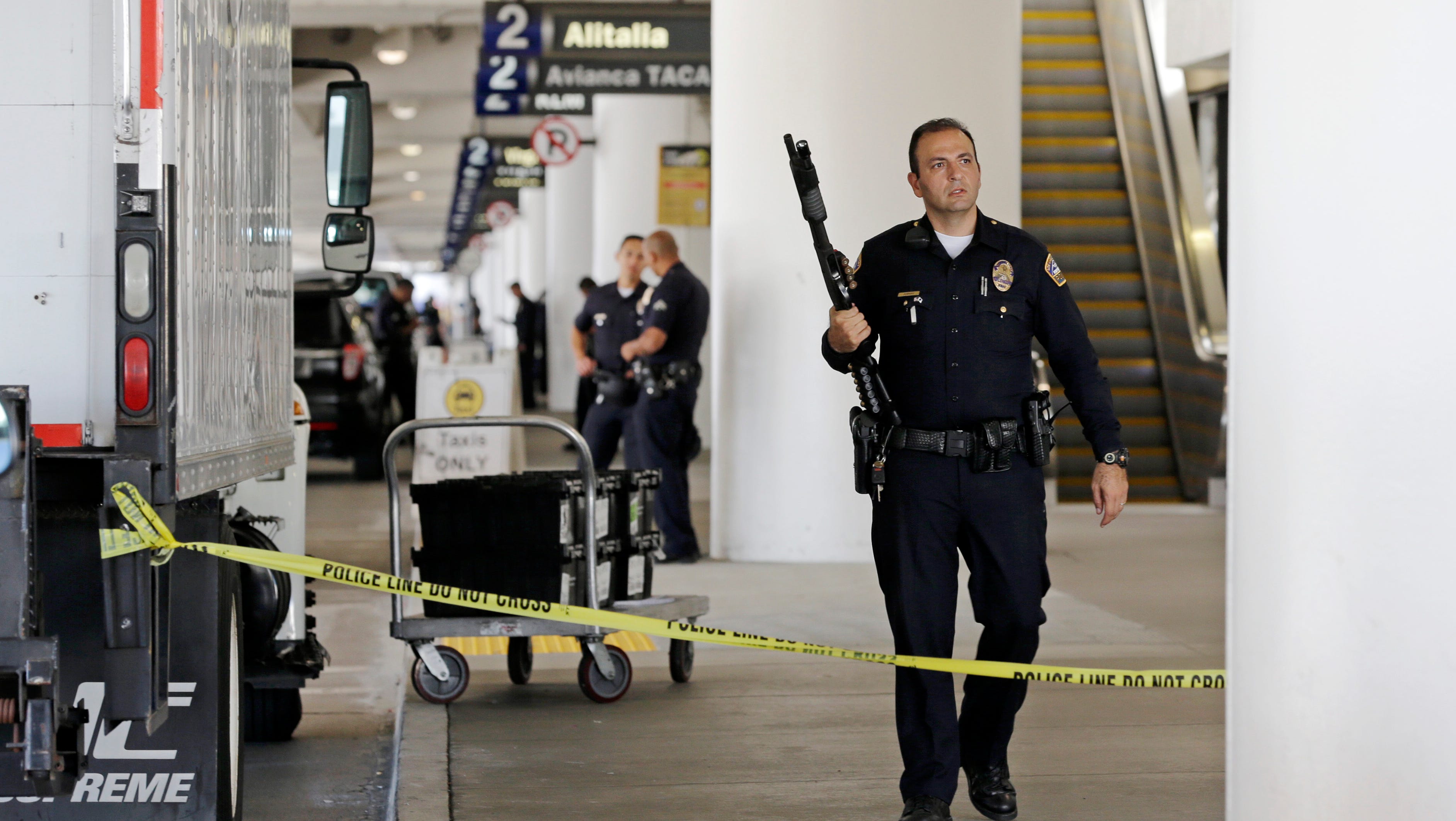 пассажиры в аэропорту фото. в аэропорту сша мужчина. в аэропорту сша мужчина. парень сидит в аэропорту. охрана аэропорта сша.