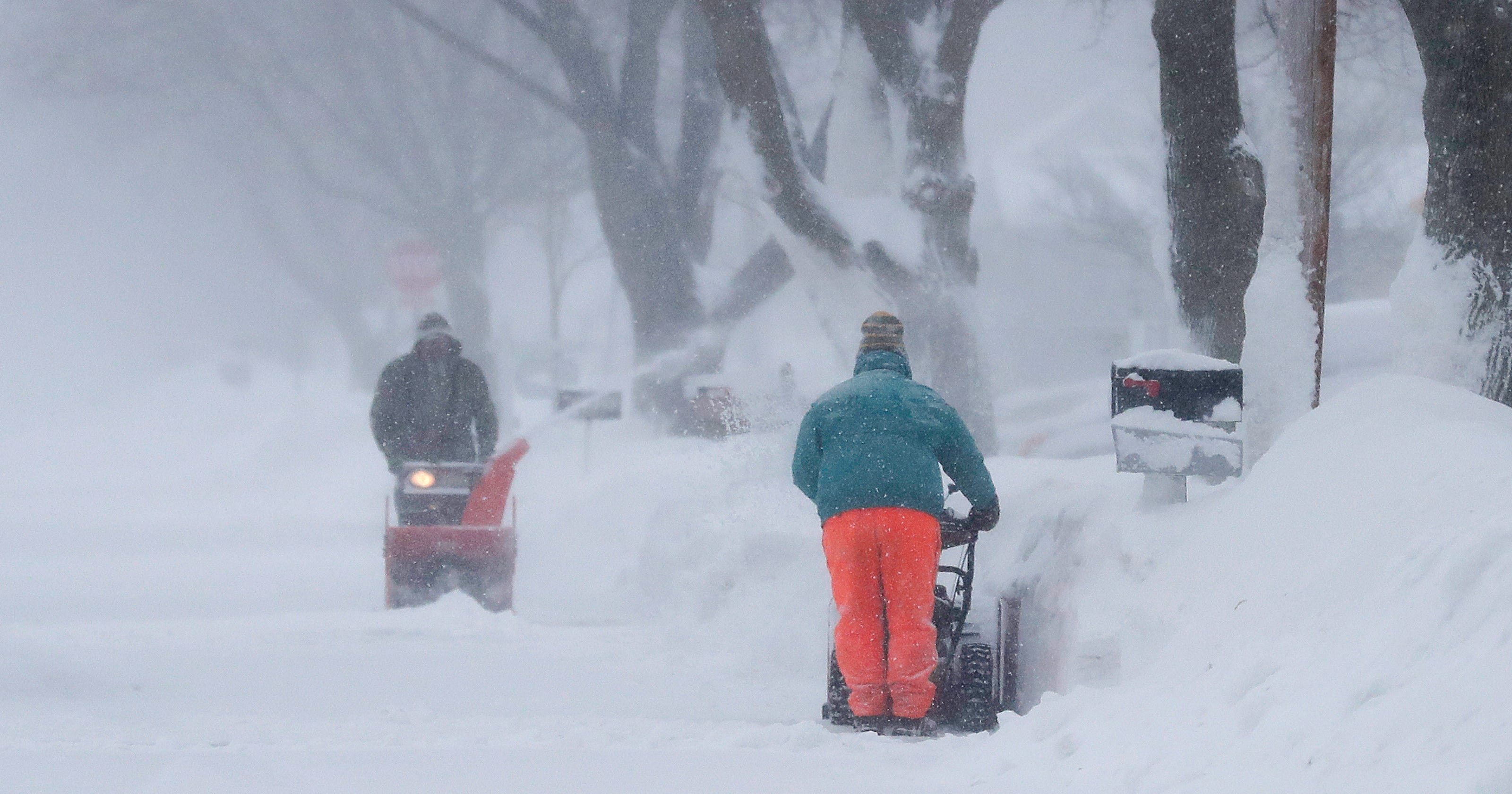 Wisconsin weather Blizzard buries Green Bay under 2 feet of snow