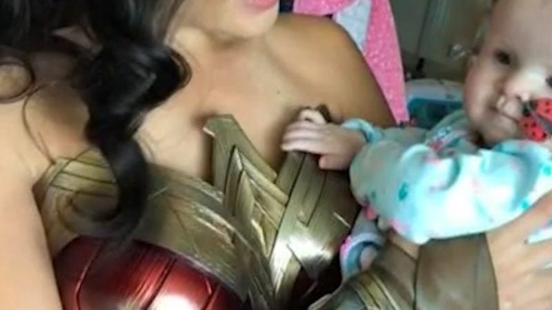 Wonder Woman Star Gal Gadot Visits Sick Kids At Virginia Hospital Wonder woman actress brightened the mood of staffers and patients when she a couple of staffers shared photos with gadot on twitter and instagram, and it was obvious they're bursting with joy. gal gadot visits sick