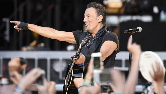 Bruce Springsteen performs in Spain during The River tour.