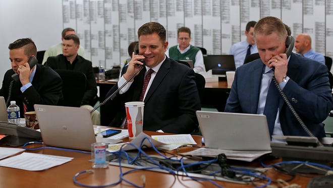 Packers director of player personnel Brian Gutekunst (center).