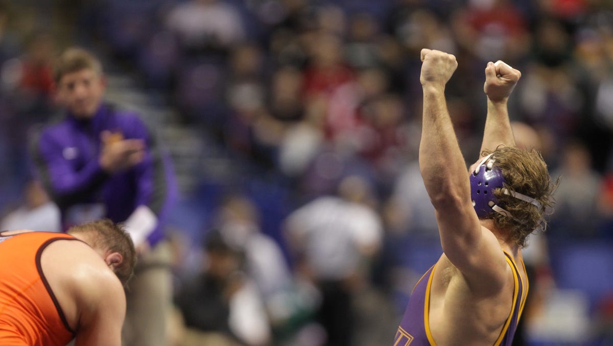 54 photos First round of the NCAA Wrestling Championships