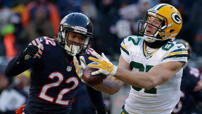 Green Bay Packers wide receiver Jordy Nelson (87) reels in 60-yard pass while being covered by Chicago Bears cornerback Cre'von LeBlanc. The reception set up a 32-yard field goal by kicker Mason Crosby to win the game.