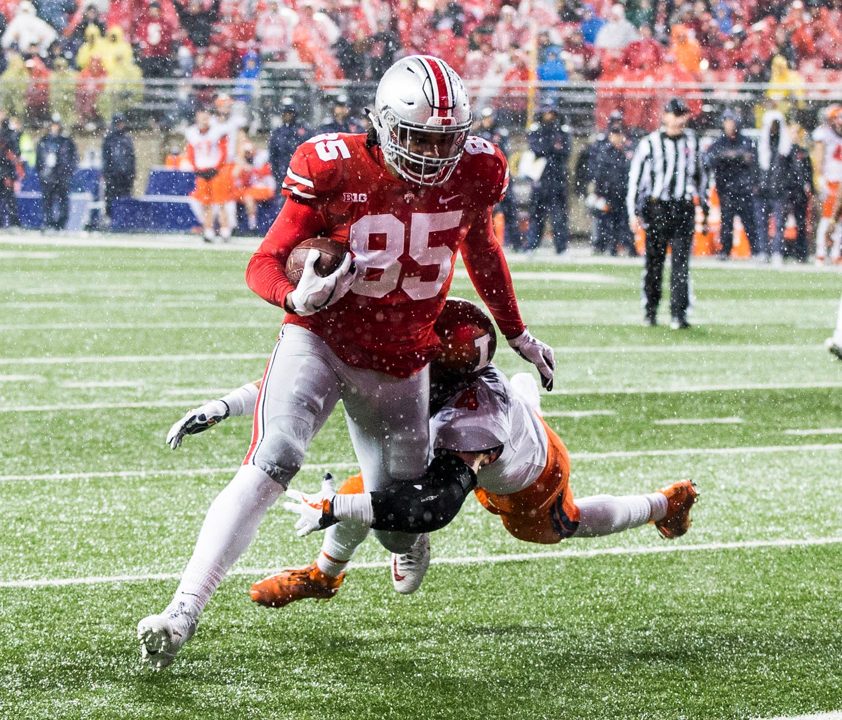 Ohio State tight end Marcus Baugh evades an Illinois defender to score  a touchdown at Ohio Stadium.