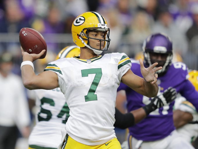 Green Bay Packers quarterback Brett Hundley (7) passes
