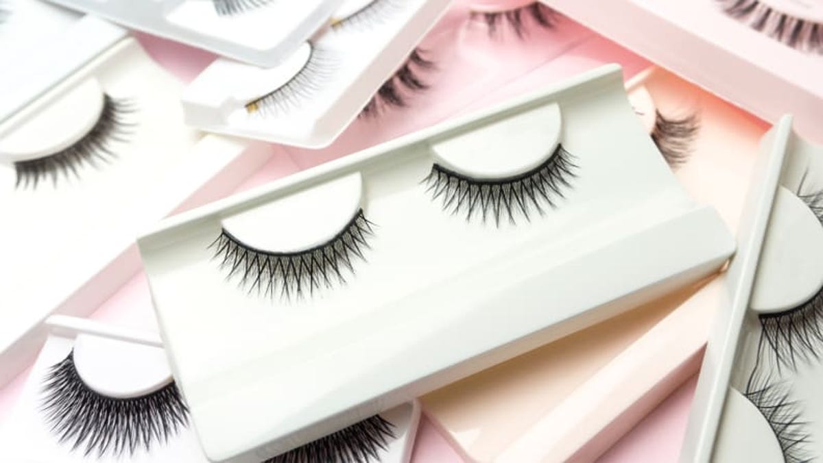 The story of false eyelashes and London prostitute is not true