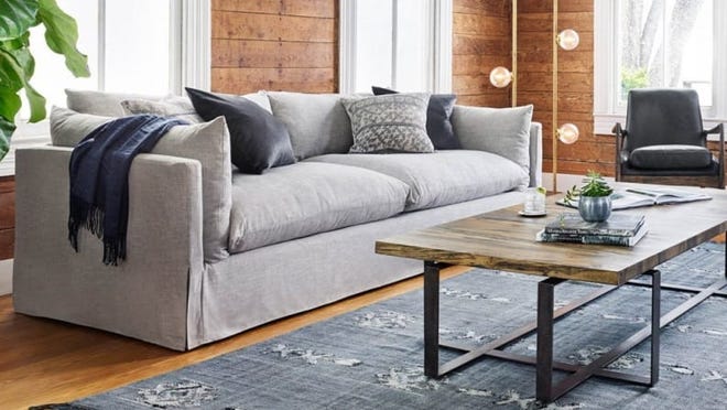 Les coussins de ce canapé sont rembourrés pour ressembler à des oreillers de lit, et nous l'adorons.