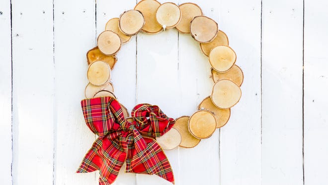Wood log wreath holiday DIY craft.